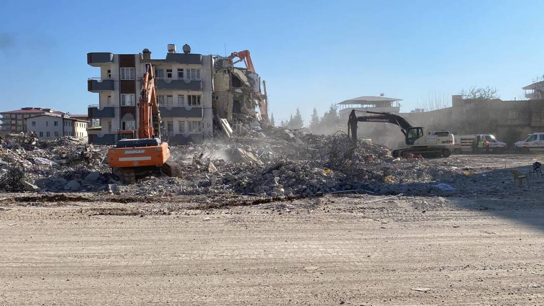 İslahiye'de depremin yıktığı binalar kare kare görüntülendi 8