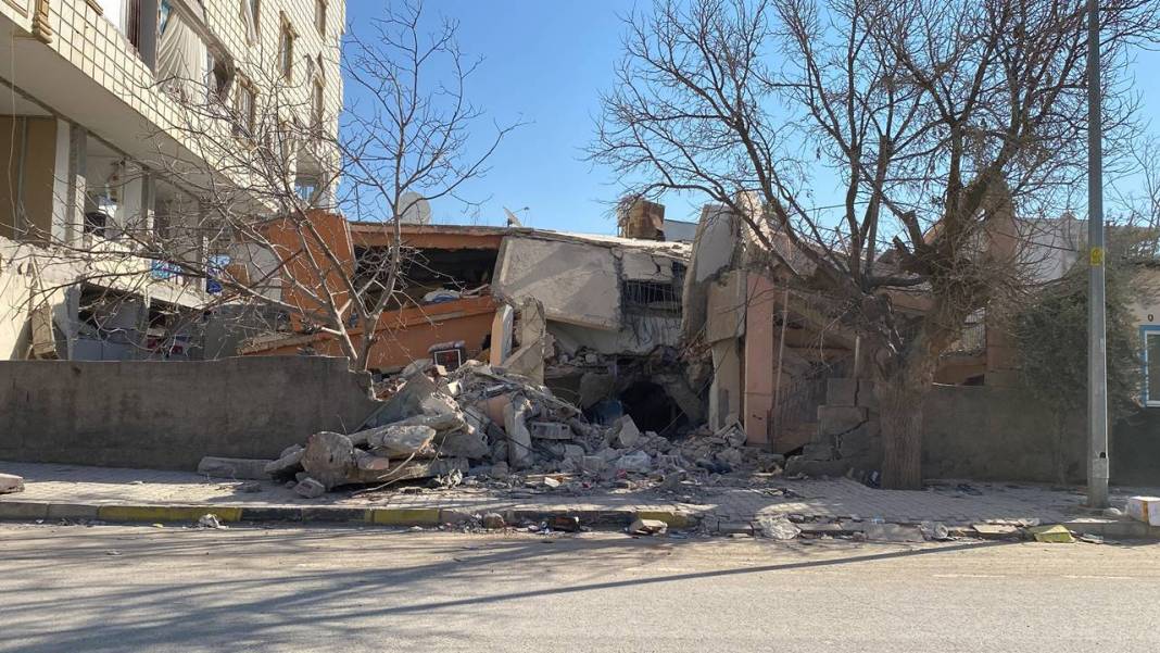 İslahiye'de depremin yıktığı binalar kare kare görüntülendi 7