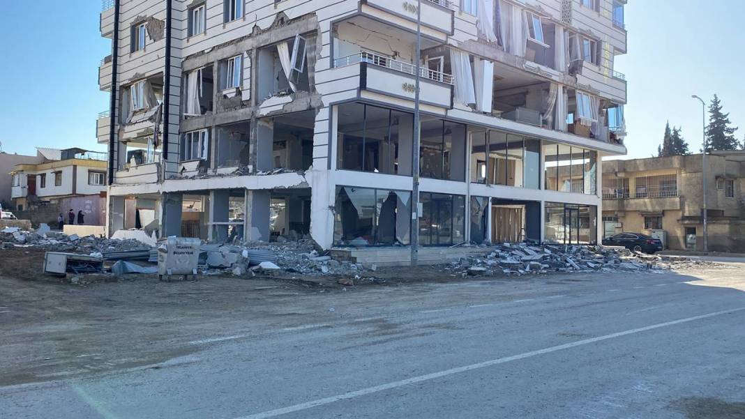 İslahiye'de depremin yıktığı binalar kare kare görüntülendi 6