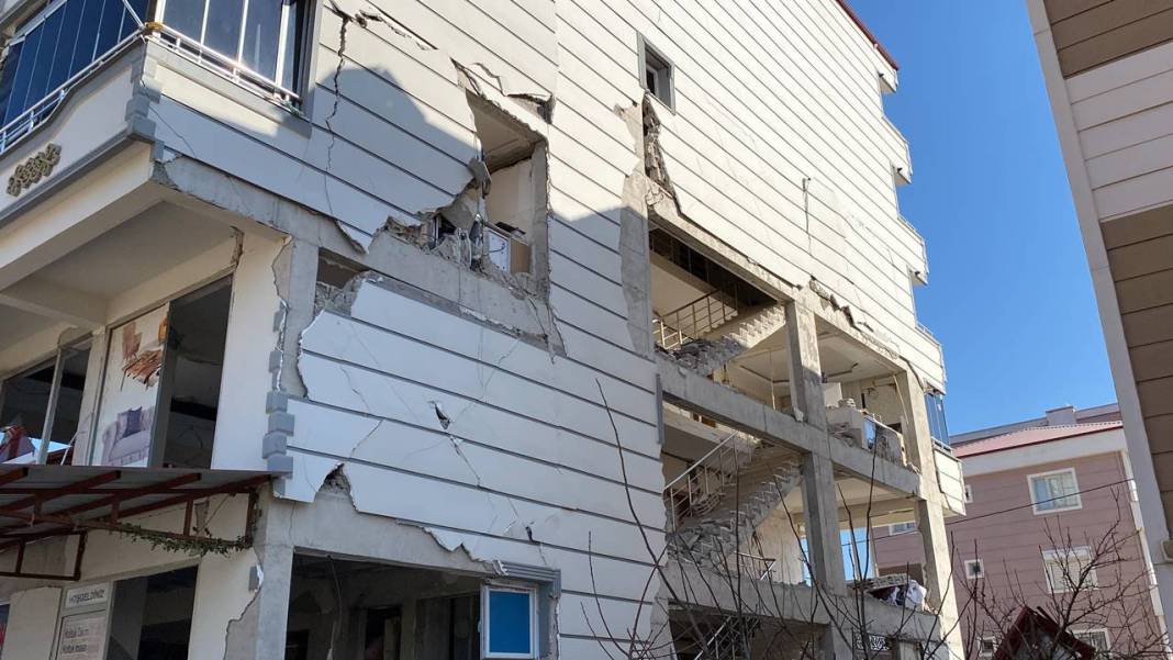 İslahiye'de depremin yıktığı binalar kare kare görüntülendi 4