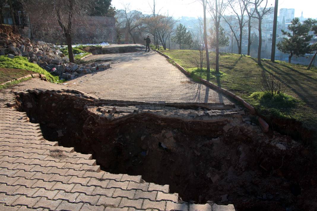 Gaziantep’te depremin etkisi ile 3 dev çukur oluştu 3