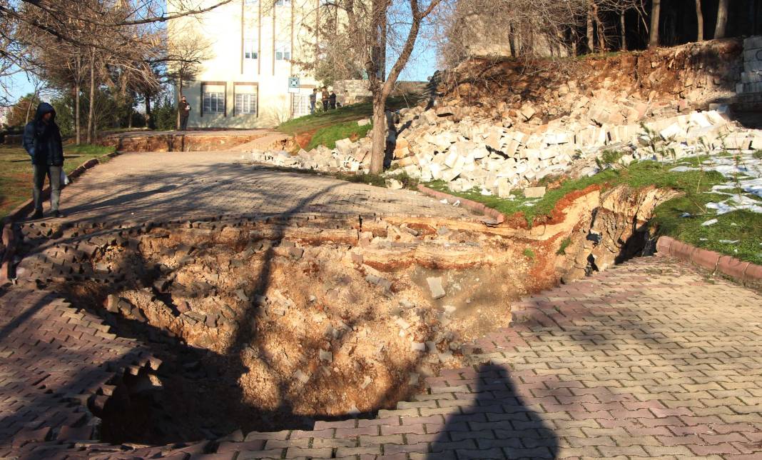 Gaziantep’te depremin etkisi ile 3 dev çukur oluştu 4