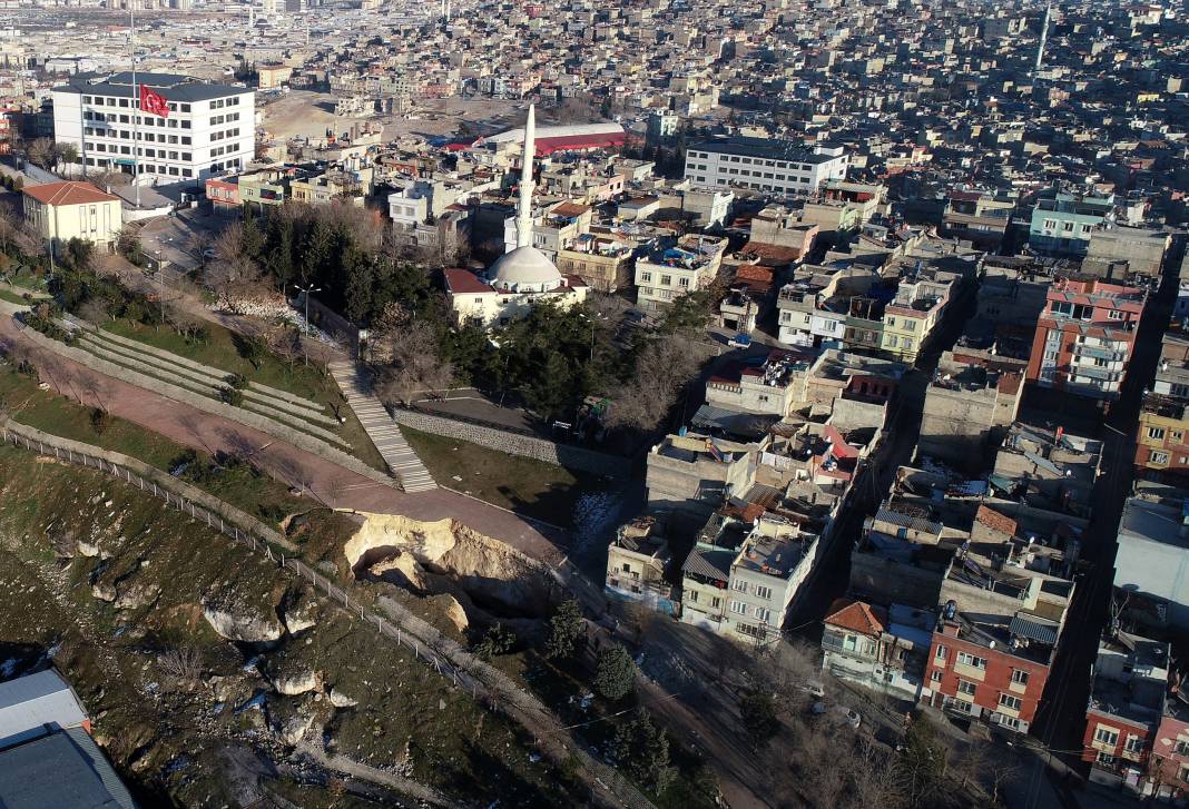 Gaziantep’te depremin etkisi ile 3 dev çukur oluştu 2