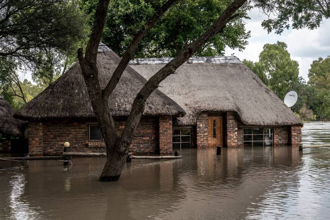 Güney Afrika’da sel felaketi fotoğraflara yansıdı 1