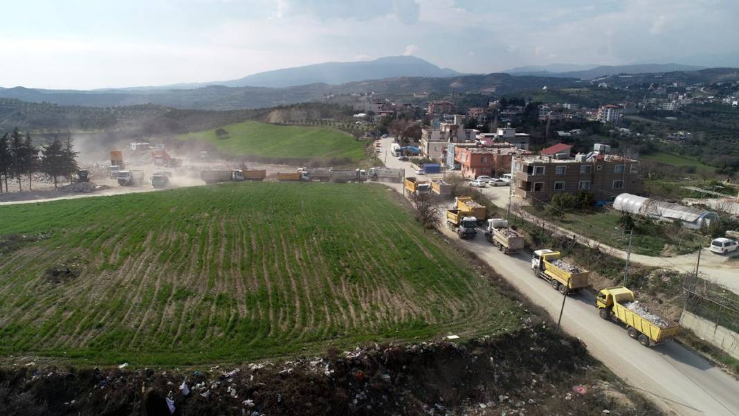 Depremlerin ardından Hatay: Moloz dolu kamyonlar kuyruk oluşturdu... 7