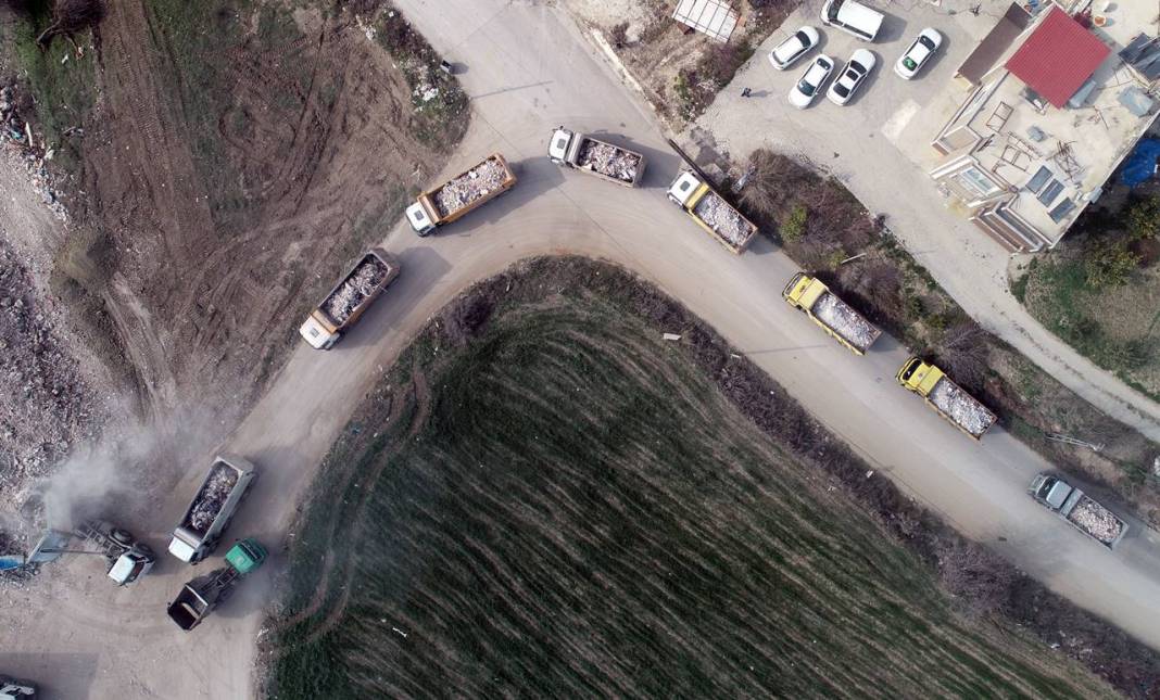 Depremlerin ardından Hatay: Moloz dolu kamyonlar kuyruk oluşturdu... 5