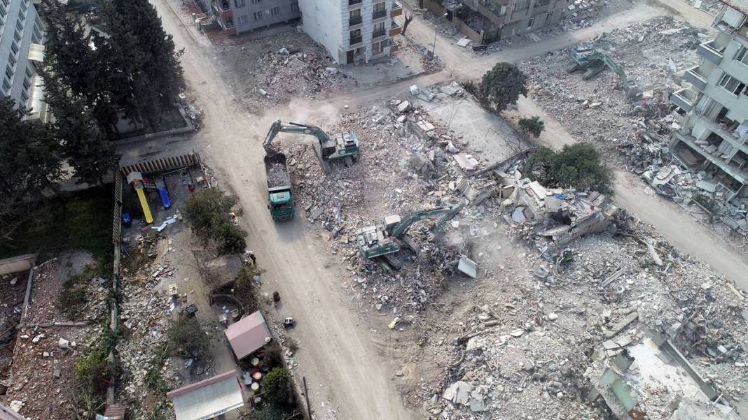 Depremlerin ardından Hatay: Moloz dolu kamyonlar kuyruk oluşturdu... 3