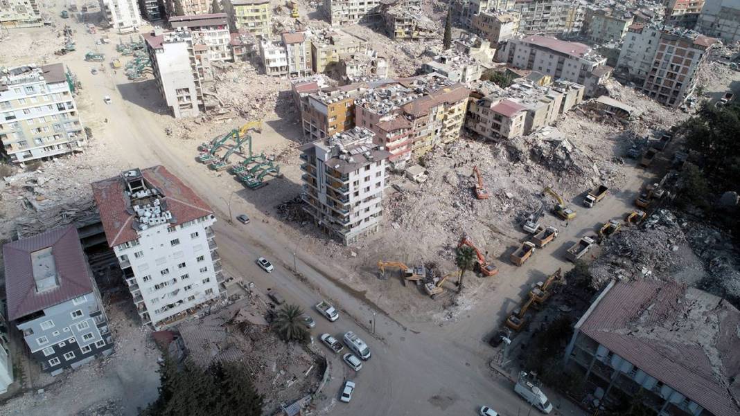 Depremlerin ardından Hatay: Moloz dolu kamyonlar kuyruk oluşturdu... 4