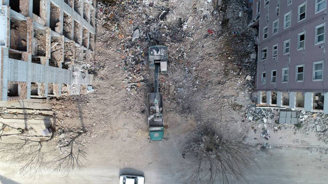 Depremlerin ardından Hatay: Moloz dolu kamyonlar kuyruk oluşturdu... 2