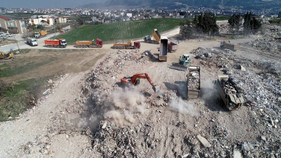 Depremlerin ardından Hatay: Moloz dolu kamyonlar kuyruk oluşturdu... 1