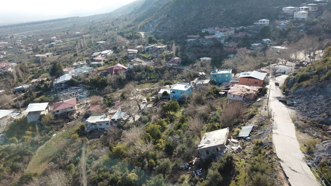 Kırıkhan'da deprem kayaları yuvarladı: Köydeki 49 kişi hayatını kaybetti 7