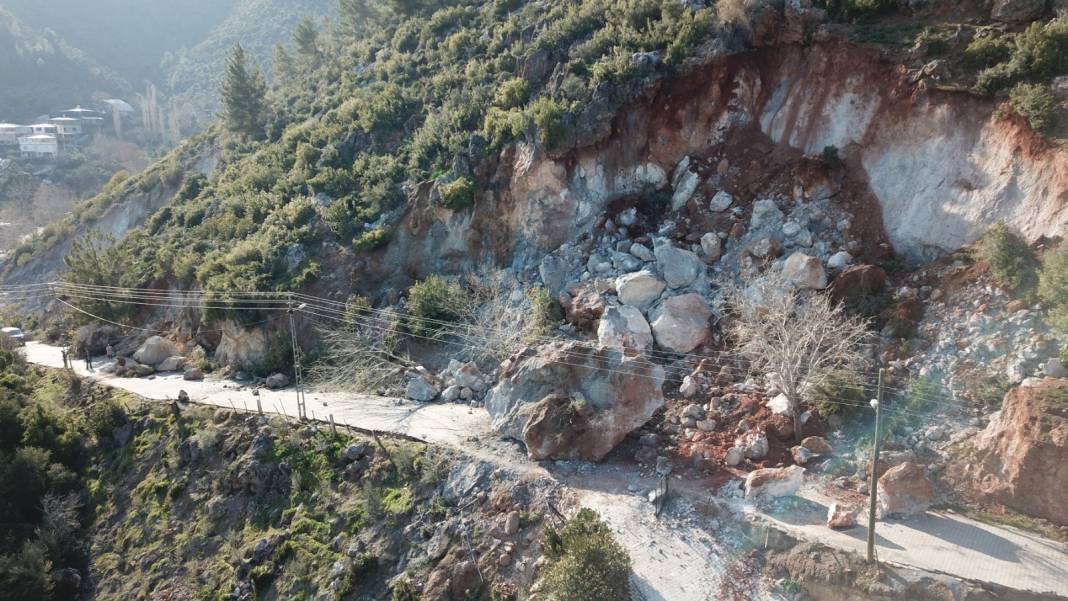Kırıkhan'da deprem kayaları yuvarladı: Köydeki 49 kişi hayatını kaybetti 2