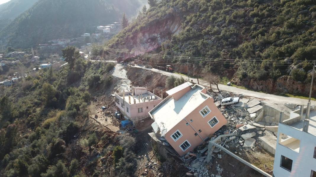 Kırıkhan'da deprem kayaları yuvarladı: Köydeki 49 kişi hayatını kaybetti 3