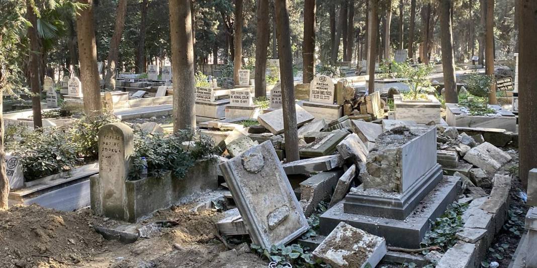 Deprem mezar taşlarını parçaladı, toprak yarıldı 8