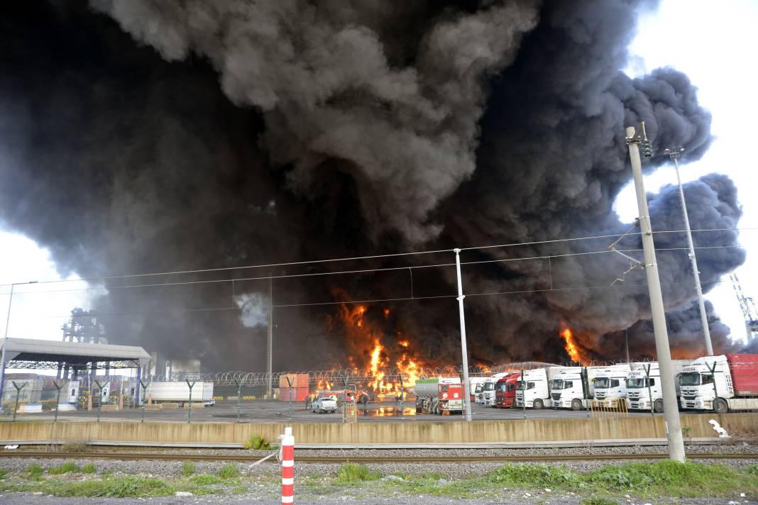 İskenderun Limanı'ndaki yangın devam ediyor 1