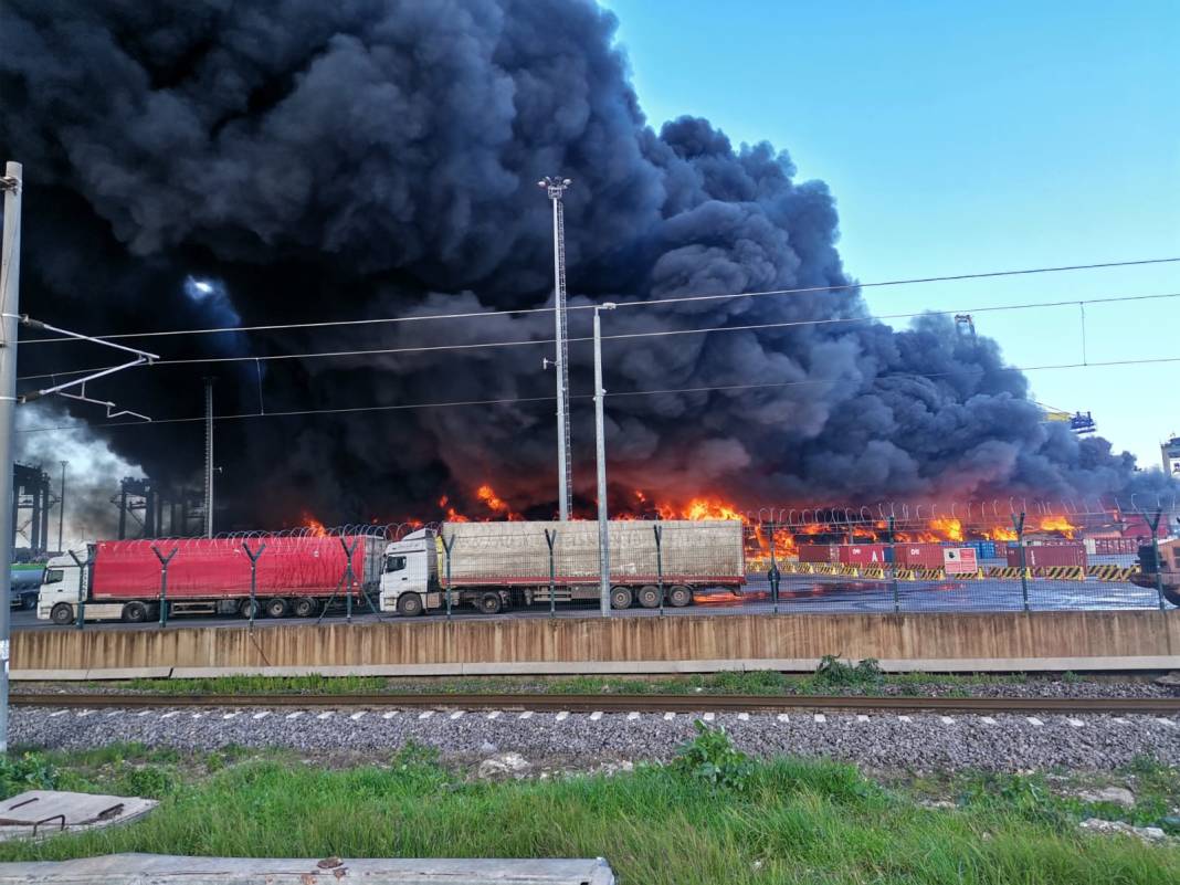 İskenderun Limanı'ndaki yangın devam ediyor 12