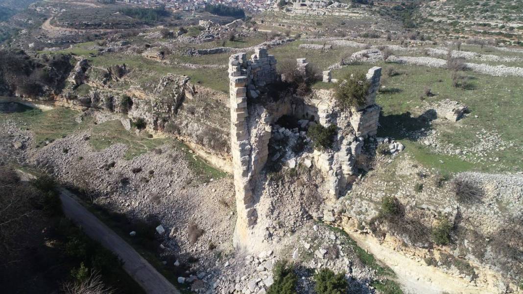 Kahramanmaraş ve Hatay depremleri tarihi kaleye de zarar verdi 8
