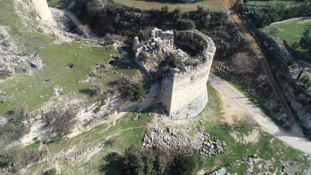 Kahramanmaraş ve Hatay depremleri tarihi kaleye de zarar verdi 7