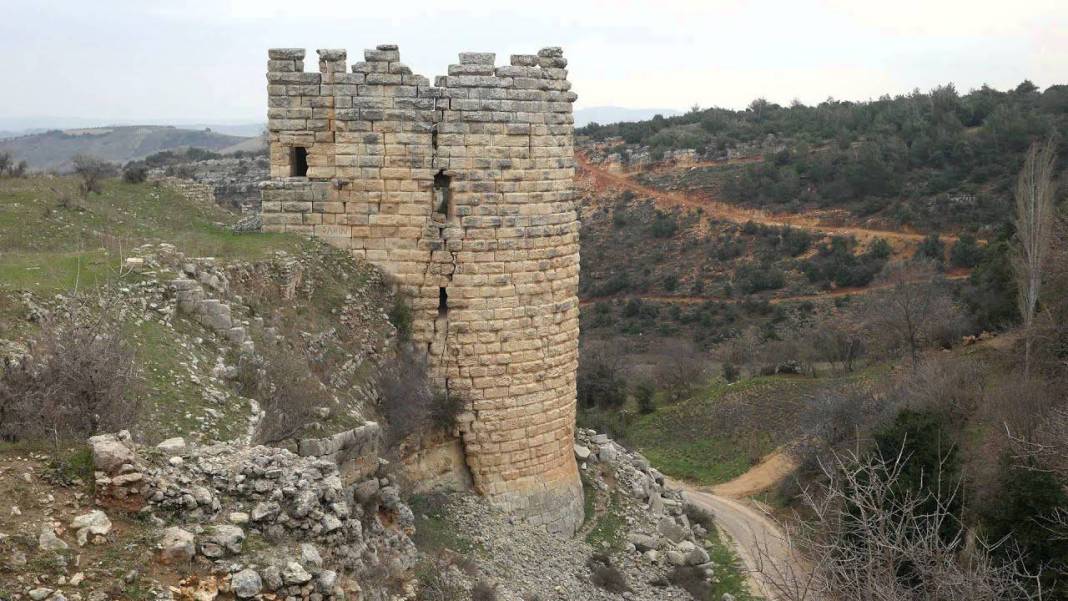 Kahramanmaraş ve Hatay depremleri tarihi kaleye de zarar verdi 6