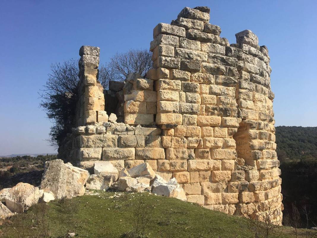 Kahramanmaraş ve Hatay depremleri tarihi kaleye de zarar verdi 5