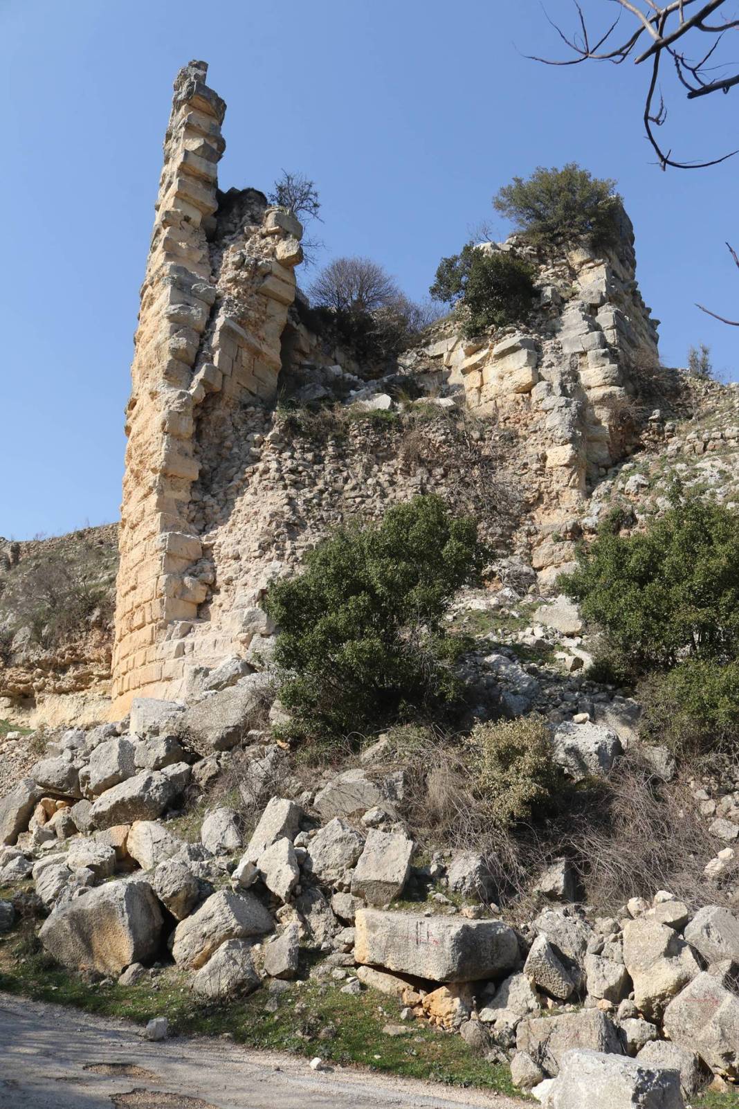 Kahramanmaraş ve Hatay depremleri tarihi kaleye de zarar verdi 2