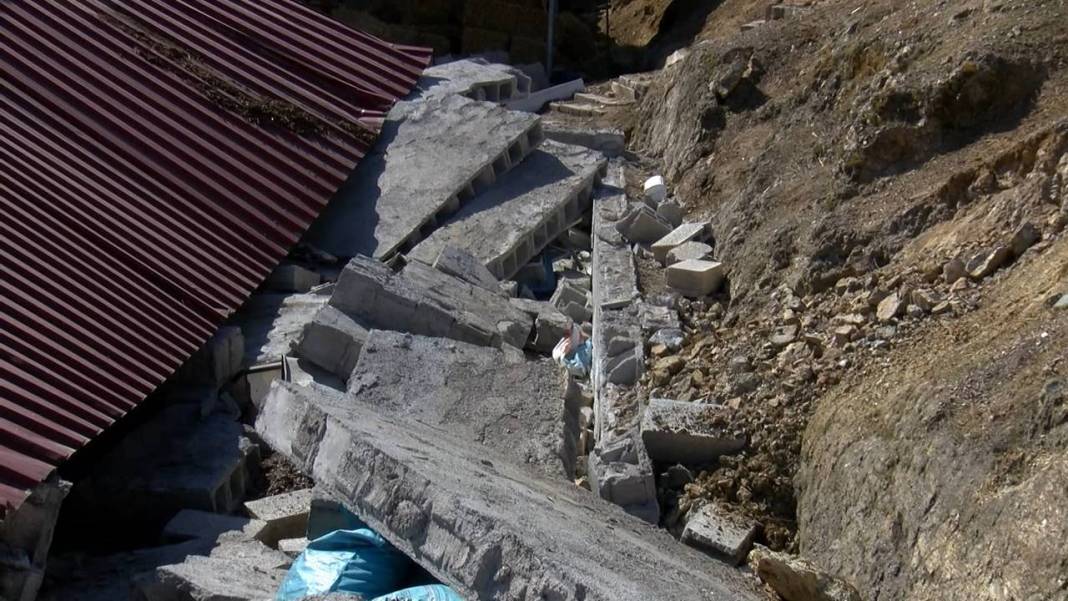 Fay hattı üzerindeki köy 10 metre kaydı, evlerin yüzde 95'i yıkıldı 4