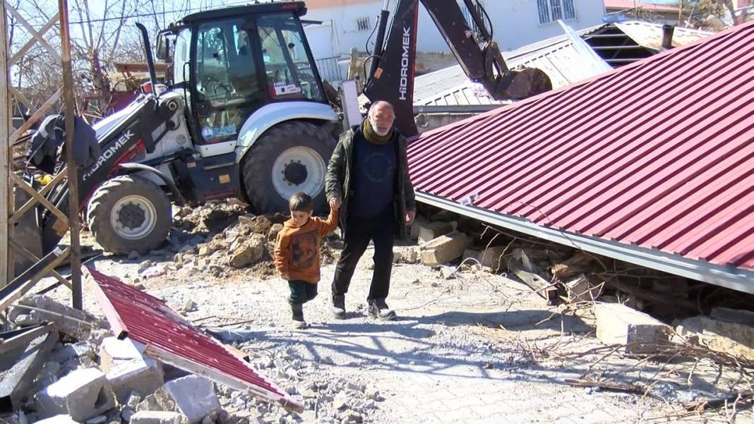Fay hattı üzerindeki köy 10 metre kaydı, evlerin yüzde 95'i yıkıldı 3