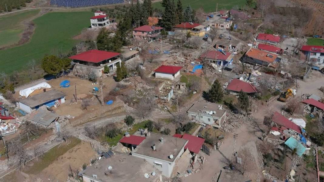 Fay hattı üzerindeki köy 10 metre kaydı, evlerin yüzde 95'i yıkıldı 1