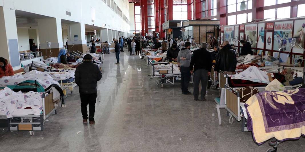 İkinci deprem hastanede risk yarattı: Yaralılar koridorda 2