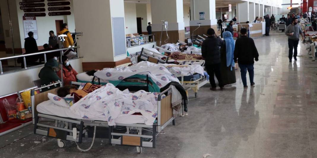 İkinci deprem hastanede risk yarattı: Yaralılar koridorda 5
