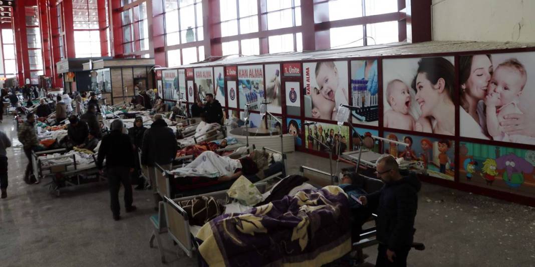 İkinci deprem hastanede risk yarattı: Yaralılar koridorda 4