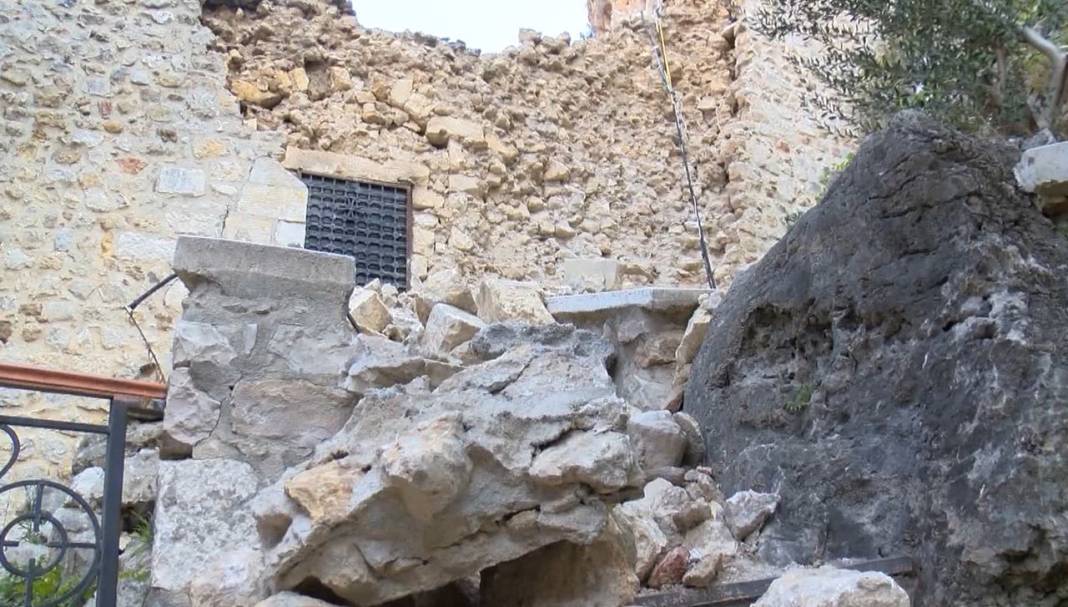 'Dünyanın ilk mağara kilisesi'ni de deprem vurdu 4