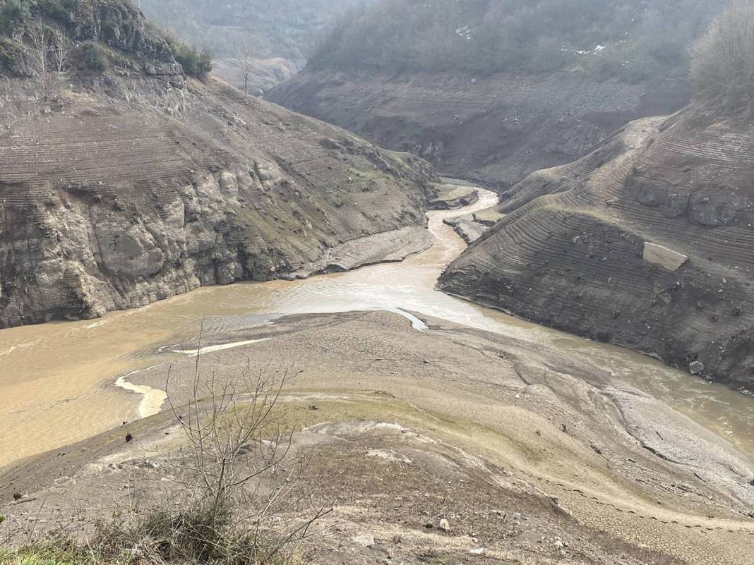 Kuraklığın fotoğrafı: Yuvacık Barajı'nda su seviyesi yüzde 27'ye geriledi 1
