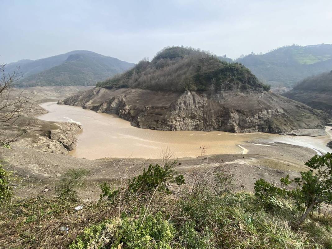 Kuraklığın fotoğrafı: Yuvacık Barajı'nda su seviyesi yüzde 27'ye geriledi 2