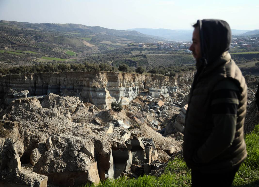 Deprem zeytinliği ikiye böldü; 50 metre genişliğinde vadi oluştu 4