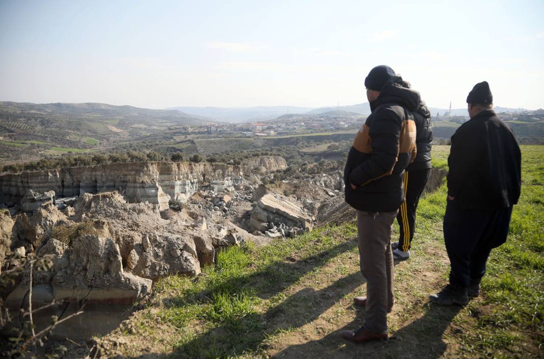 Deprem zeytinliği ikiye böldü; 50 metre genişliğinde vadi oluştu 2