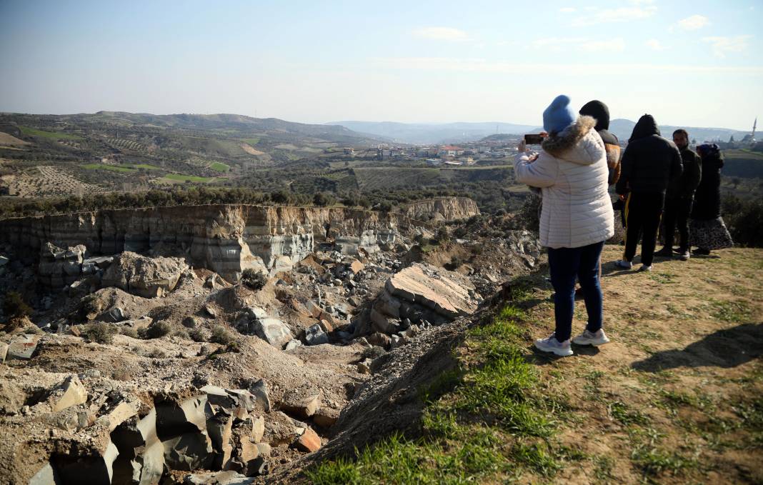 Deprem zeytinliği ikiye böldü; 50 metre genişliğinde vadi oluştu 10