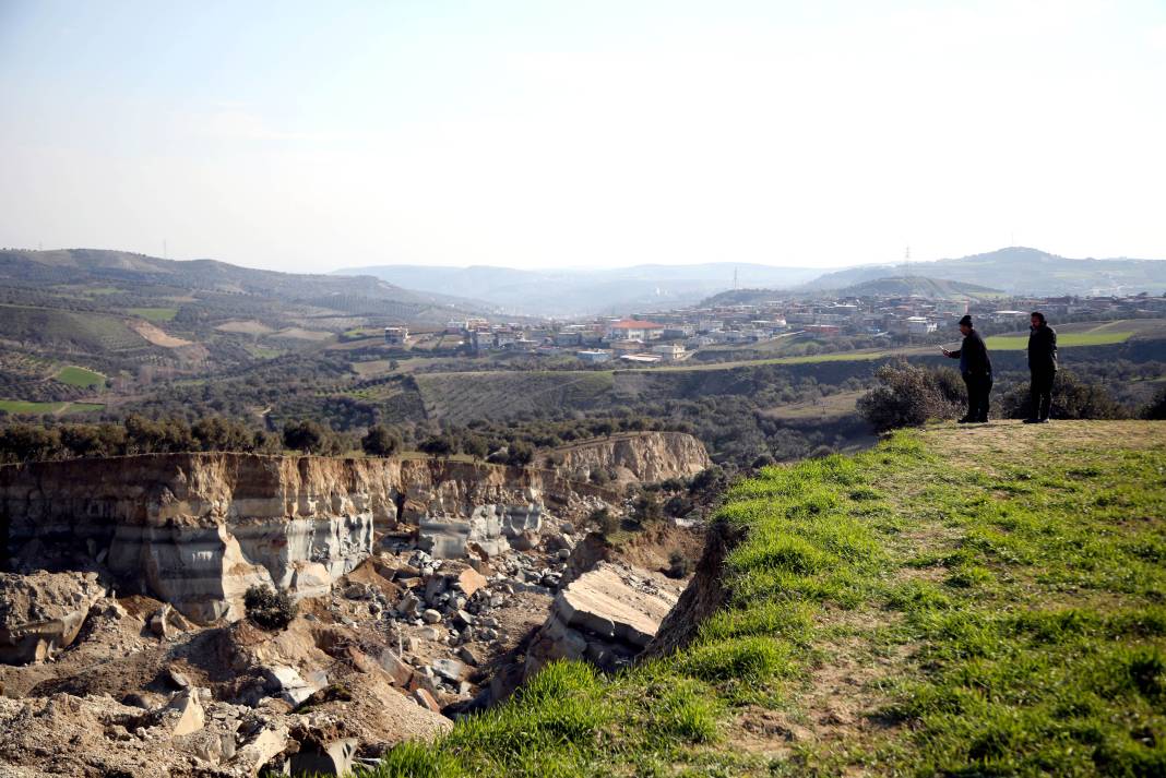 Deprem zeytinliği ikiye böldü; 50 metre genişliğinde vadi oluştu 5