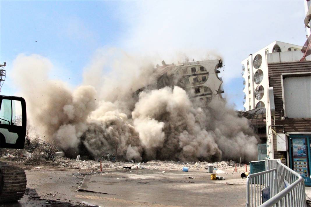 Galeria Sitesi'nin 1 bloku yıkım sırasında çöktü; o anlar kamerada 5