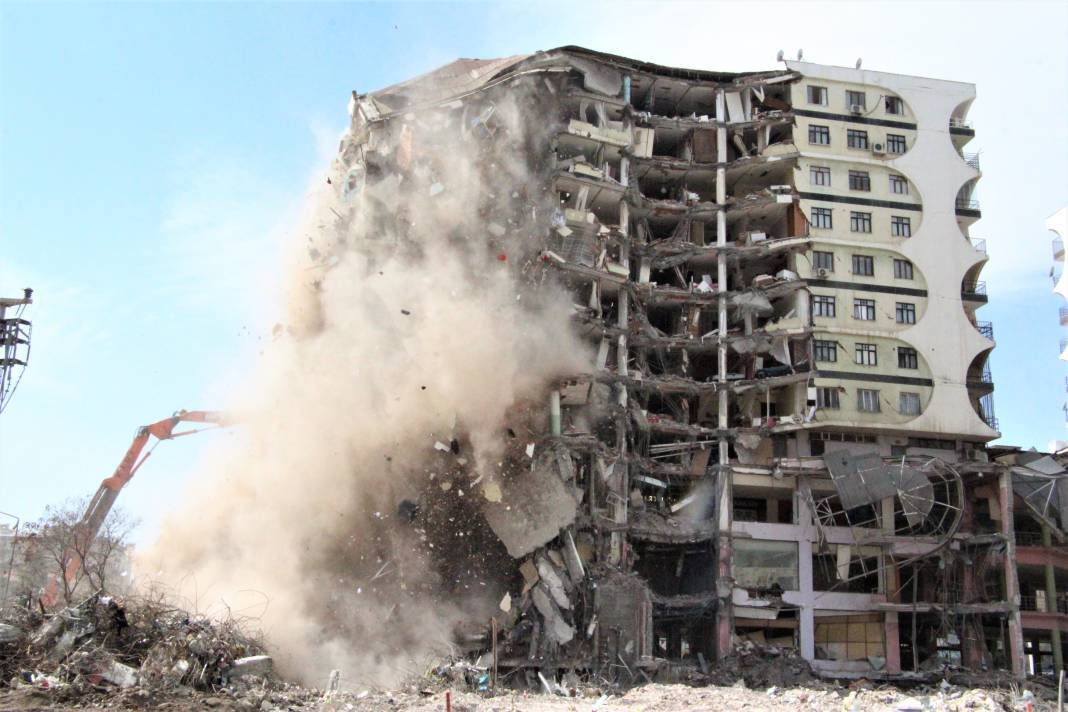 Galeria Sitesi'nin 1 bloku yıkım sırasında çöktü; o anlar kamerada 4