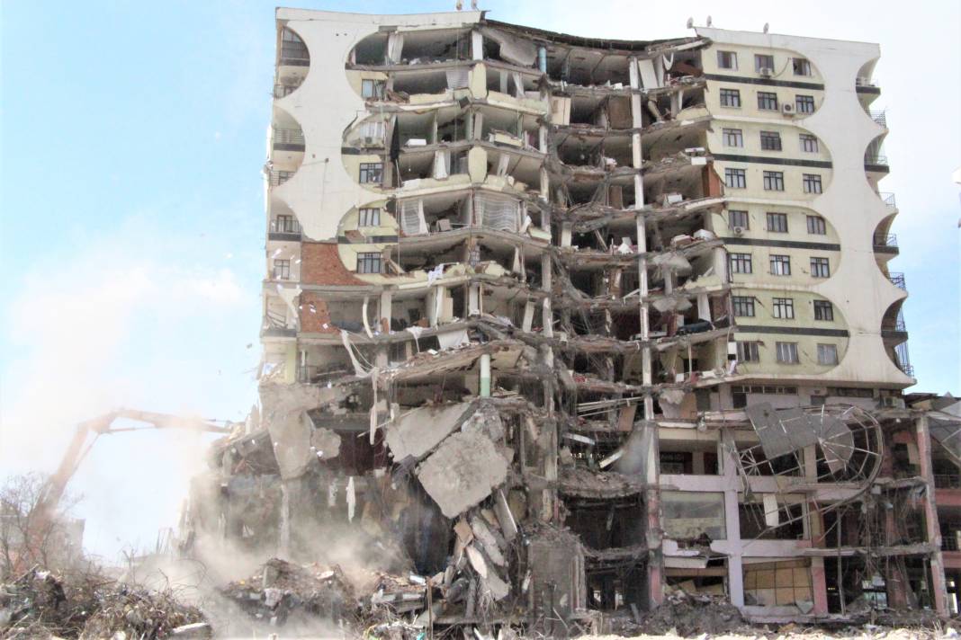 Galeria Sitesi'nin 1 bloku yıkım sırasında çöktü; o anlar kamerada 1