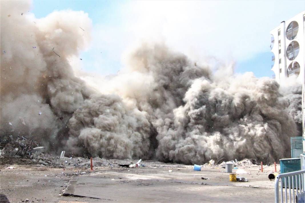 Galeria Sitesi'nin 1 bloku yıkım sırasında çöktü; o anlar kamerada 6