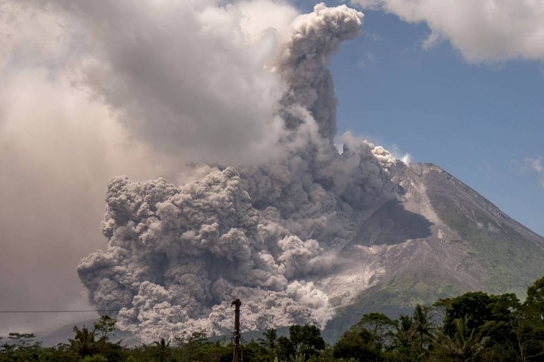 Merapi yanardağı yine patladı: Şimdilik korkulan olmadı 5
