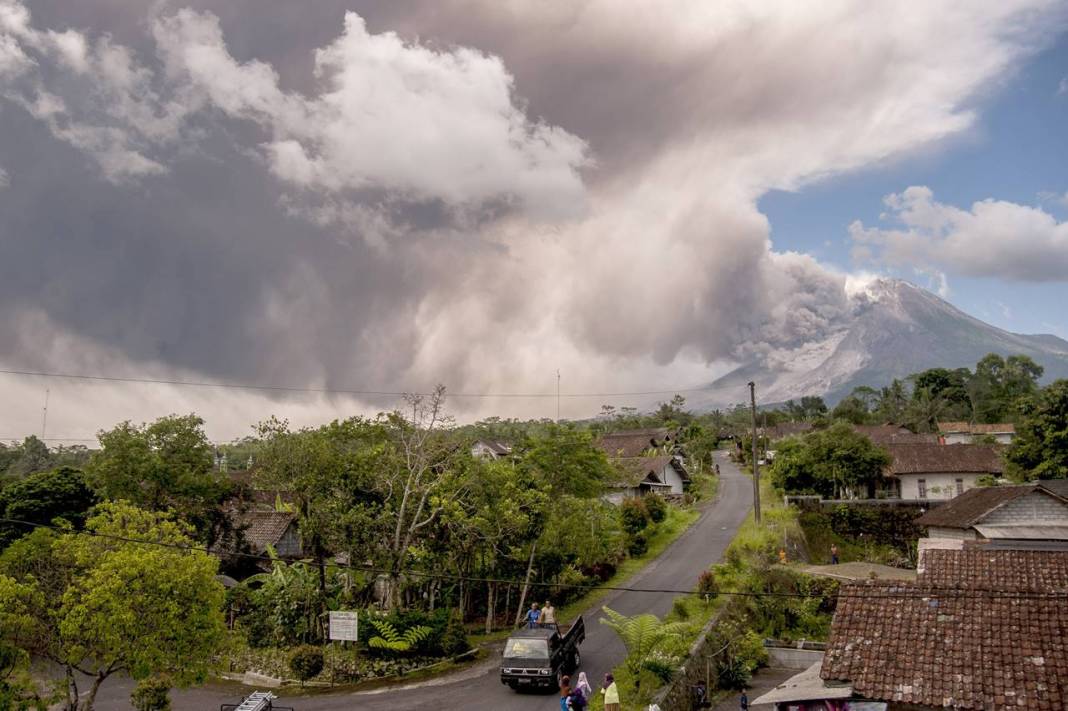 Merapi yanardağı yine patladı: Şimdilik korkulan olmadı 3