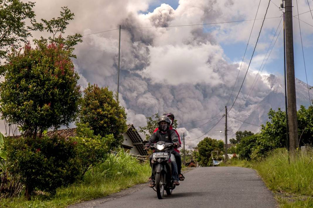 Merapi yanardağı yine patladı: Şimdilik korkulan olmadı 2