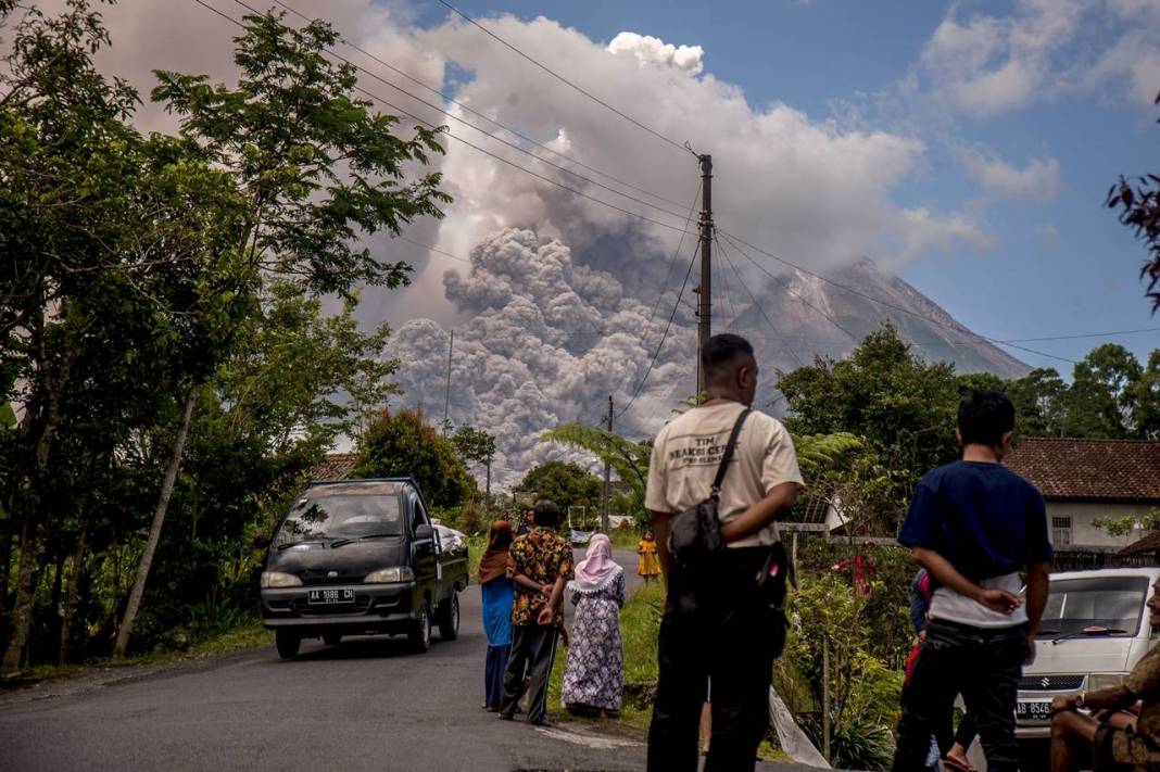 Merapi yanardağı yine patladı: Şimdilik korkulan olmadı 1