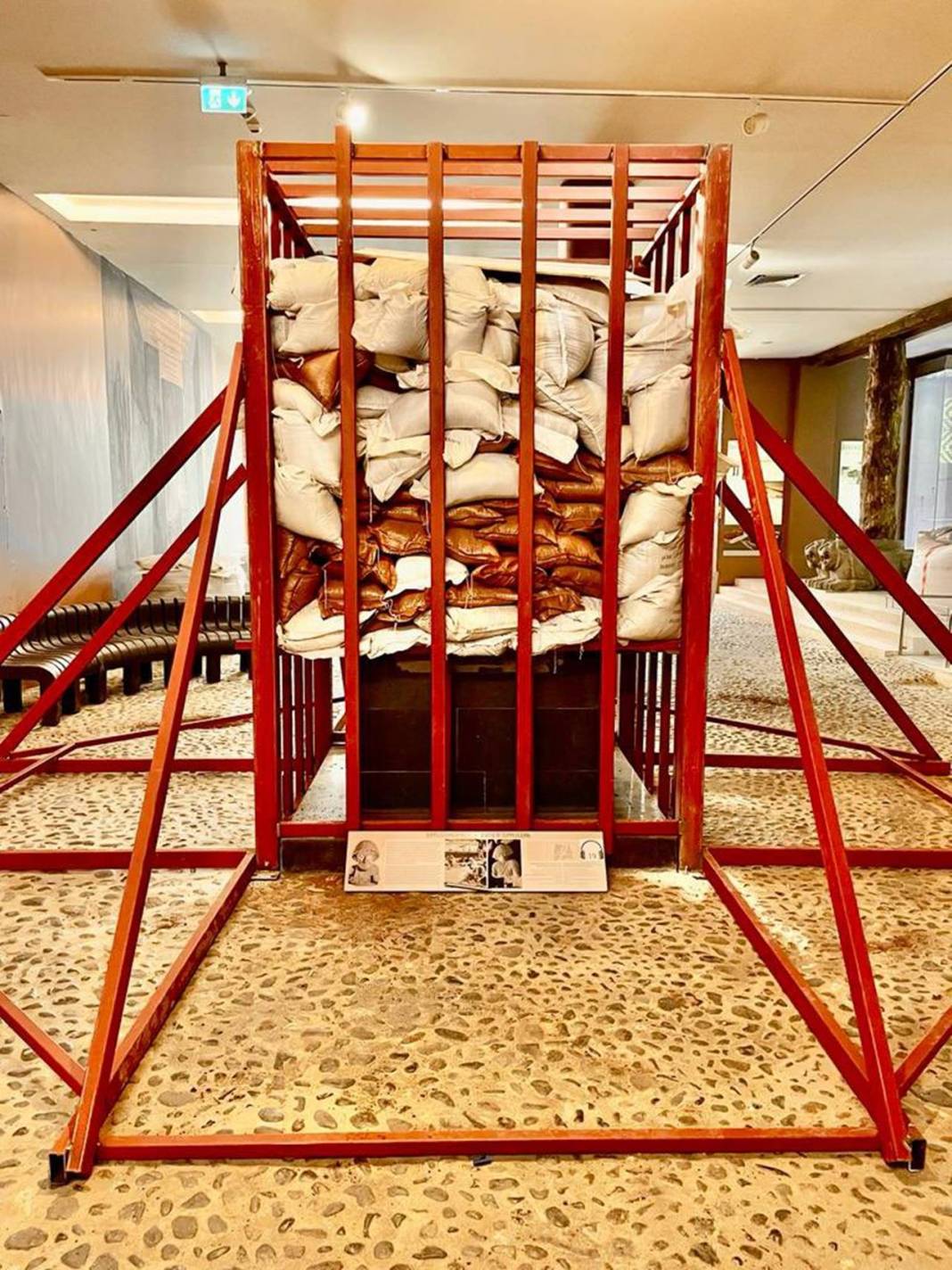 Arkeoloji müzesinde eserlere kum torbası ve kafesle koruma 1