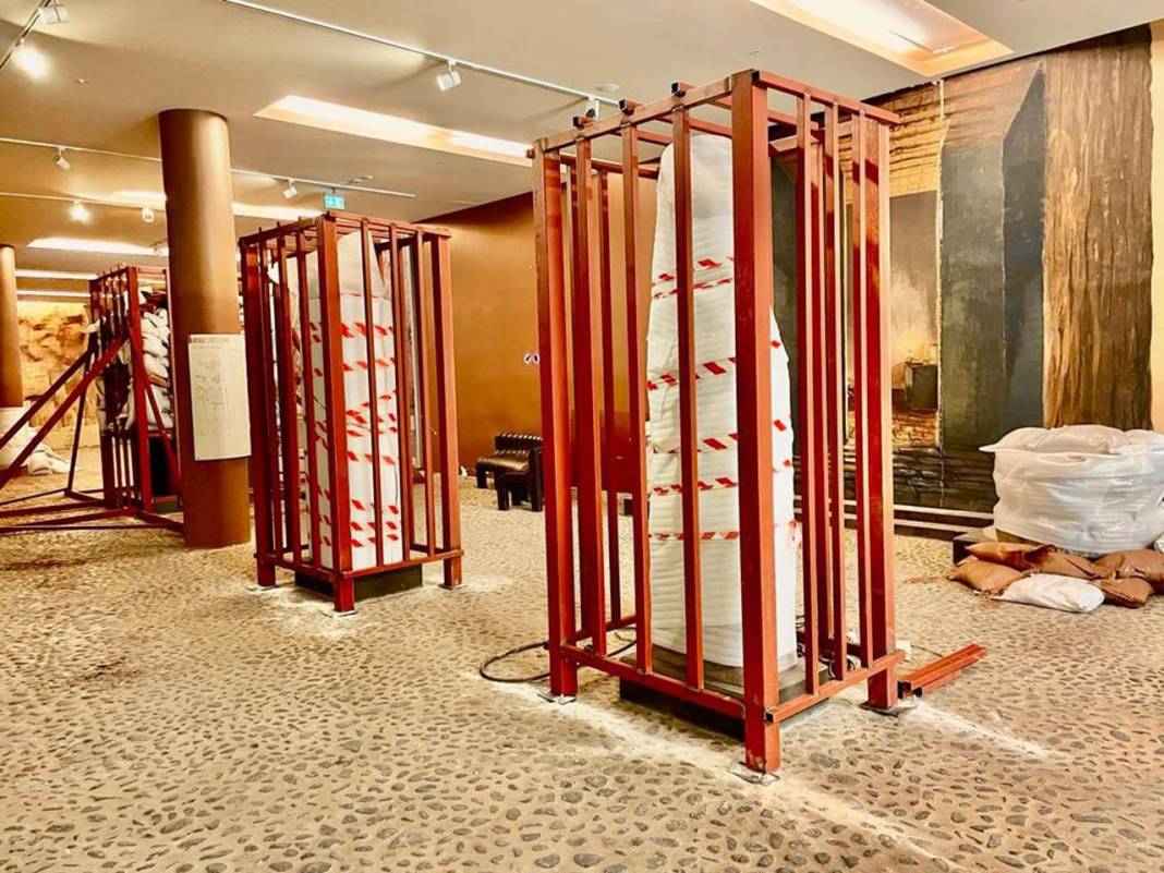 Arkeoloji müzesinde eserlere kum torbası ve kafesle koruma 4