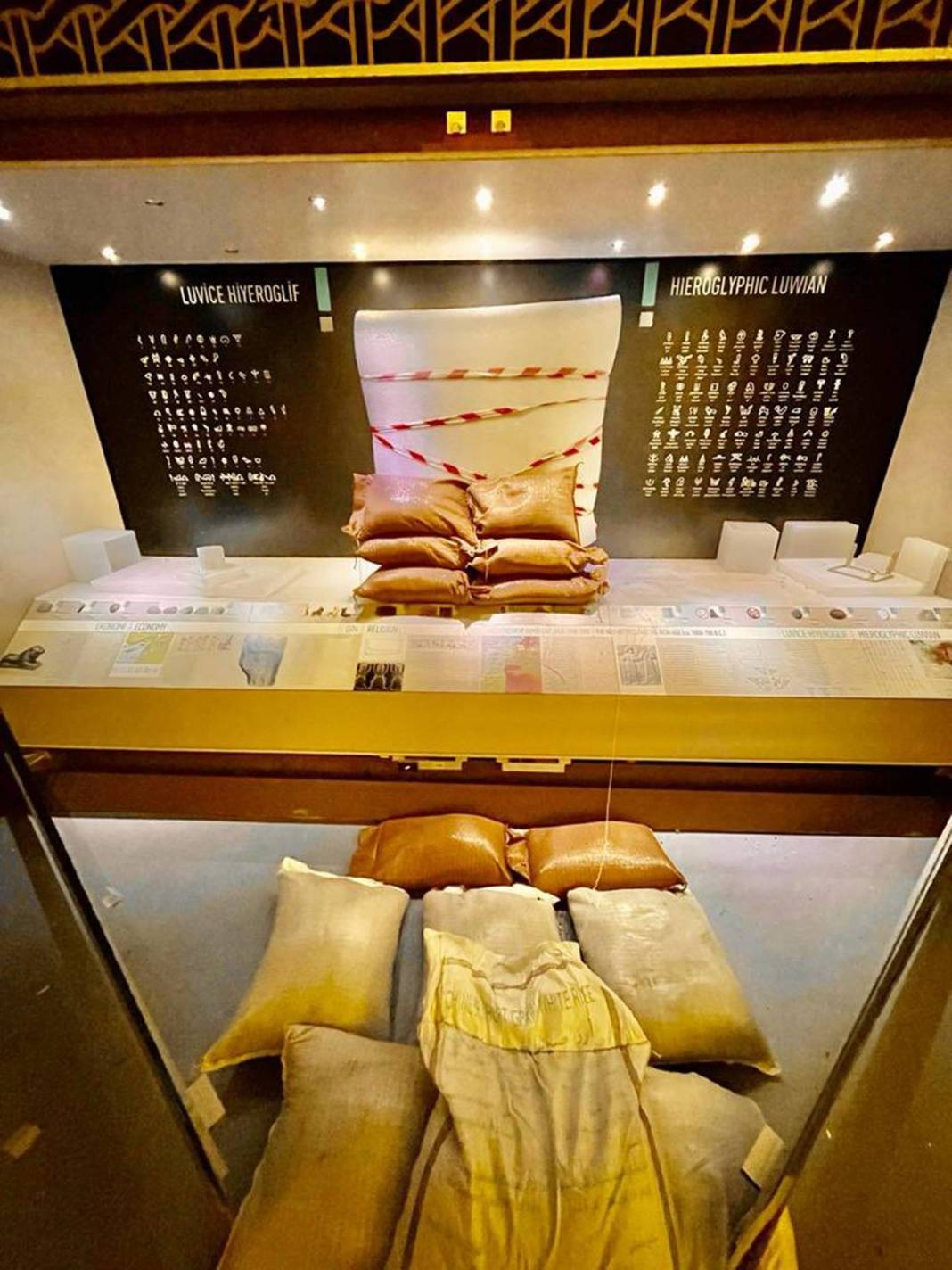 Arkeoloji müzesinde eserlere kum torbası ve kafesle koruma 2