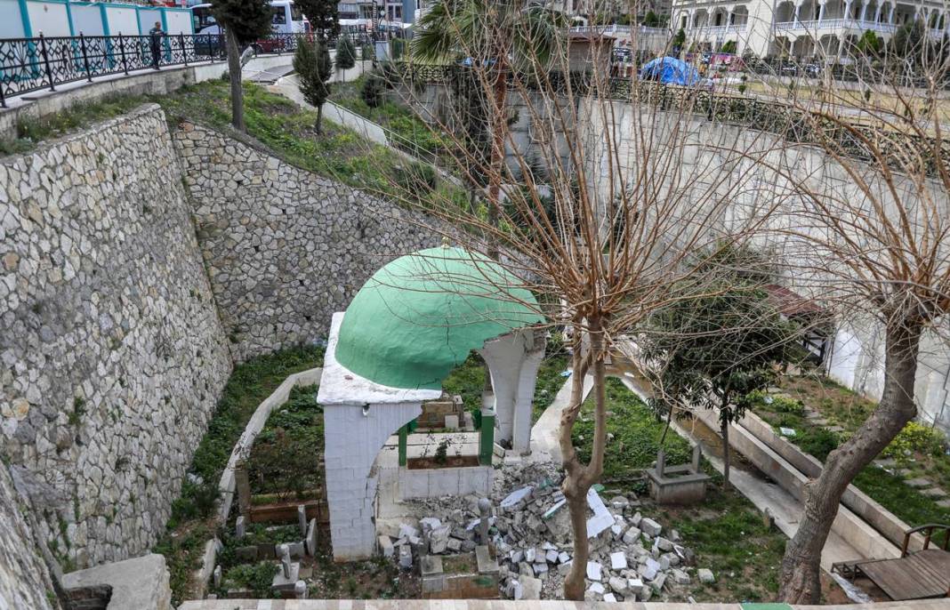 Hatay'da 233 yıllık türbenin yarısı deprem yıkıldı 4